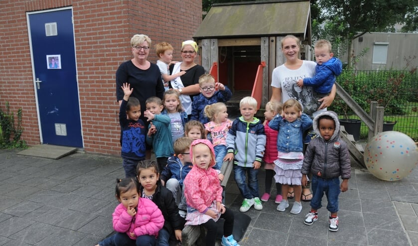 Patricia Geldhof (met sjerp) met de peuters van 't Hummeltje.