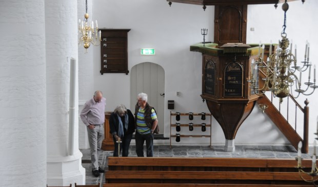 Bezoekers in de kerk in Poortvliet.