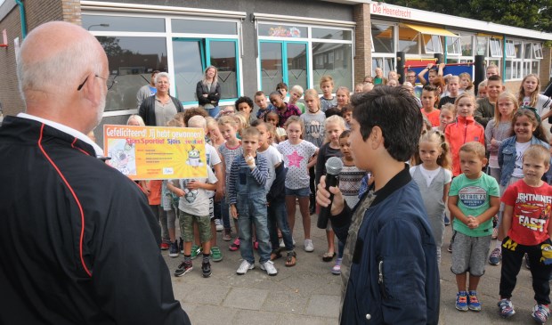 De kinderen van Die Heenetrecht krijgen een kaart om te gaan zwemmen in De Spetter.