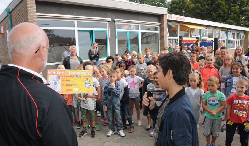 De kinderen van Die Heenetrecht krijgen een kaart om te gaan zwemmen in De Spetter.