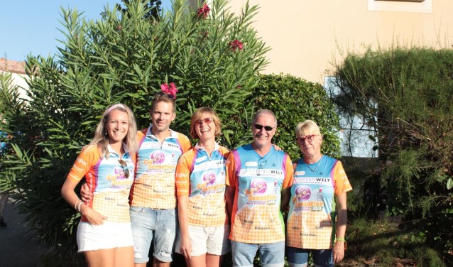 Het team in Frankrijk, v.l.n.r. Jaleesa Bindels, William Luijks, Conny Robbeson, John en Corina van de Merbel.