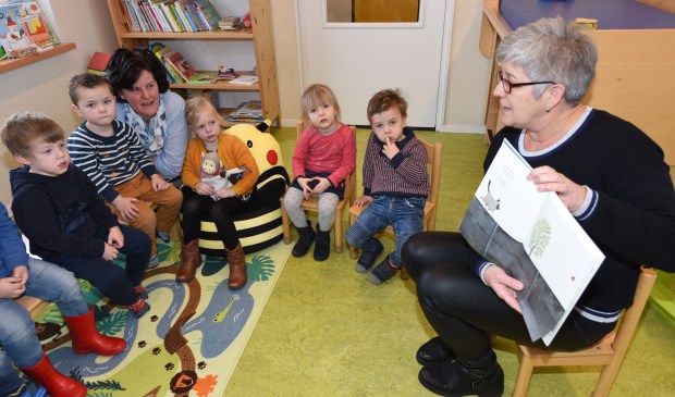 Onderwijsambtenaar Lenie van Dijke leest voor uit prentenboek een Huis voor Harry.