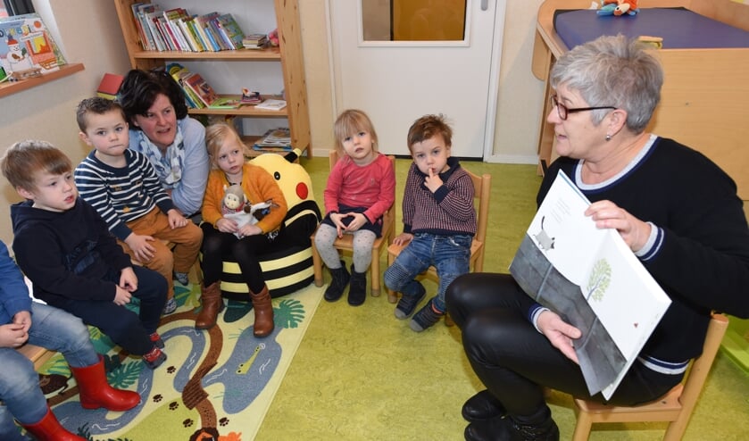 Onderwijsambtenaar Lenie van Dijke leest voor uit prentenboek een Huis voor Harry.