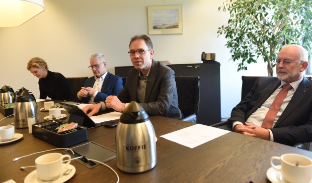 Wethouder Peter Hoek licht de aanvraag toe.