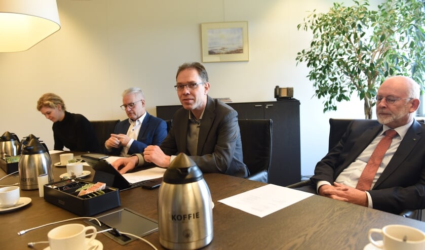 Wethouder Peter Hoek licht de aanvraag toe.