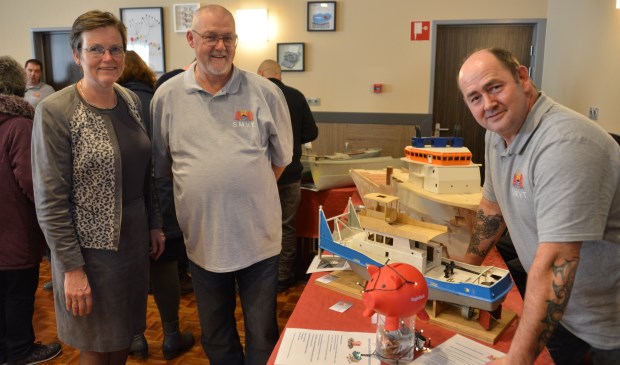 Burgemeester Ger van de Velde kwam ook even kijken. Johan van Heiningen en John Moerland (rechts) organiseerden de tentoonstelling.