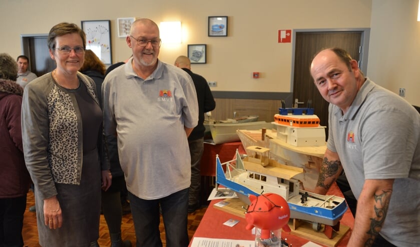 Burgemeester Ger van de Velde kwam ook even kijken. Johan van Heiningen en John Moerland (rechts) organiseerden de tentoonstelling.