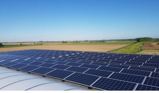 Op het dak van internetwinkel Alternate in Tholen liggen al zonnepanelen. NB: Die hebben niets met de postcoderoos te maken. Foto: Alternate.