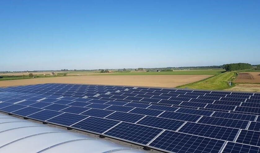 Op het dak van internetwinkel Alternate in Tholen liggen al zonnepanelen. NB: Die hebben niets met de postcoderoos te maken. Foto: Alternate.