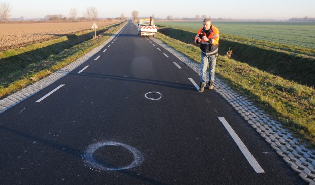 Marco Berkeij van het waterschap neemt de schade op.