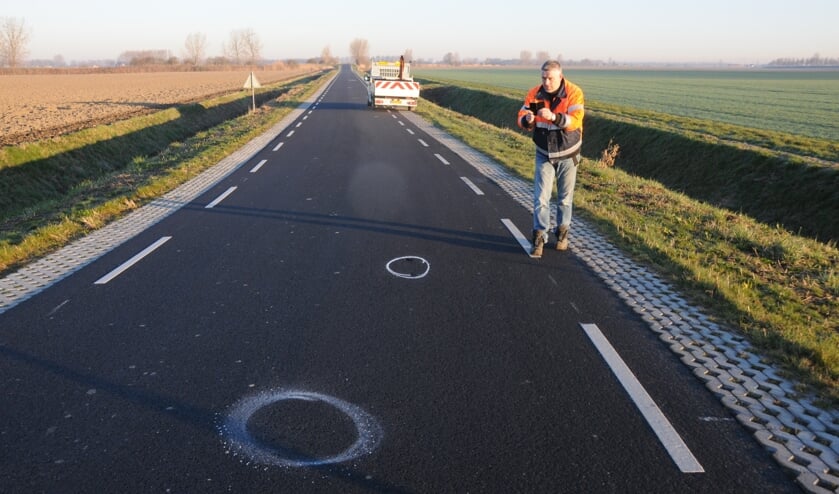 Marco Berkeij van het waterschap neemt de schade op.
