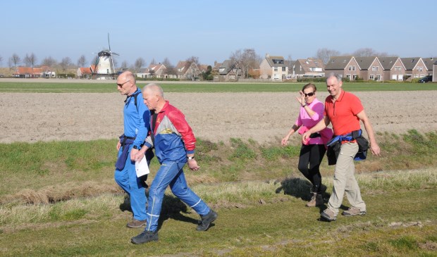 Over een graspad van de Scarpe Eelaan naar de Sluiswegeling.