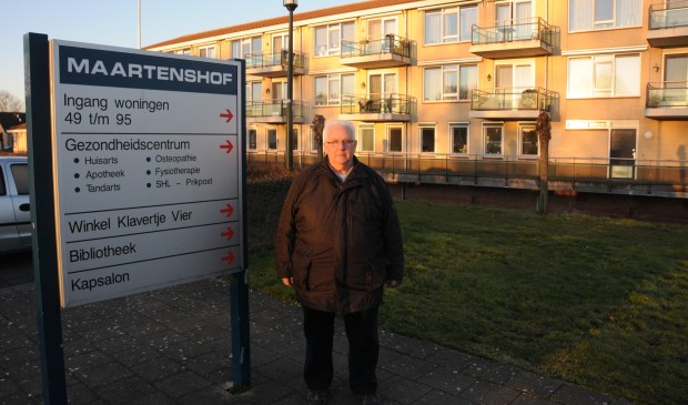 Piet Nuijten op weg naar de prikpost in Maartenshof. Na het vertrek van de tandarts komt er weer een ruimte vrij in het gebouw.