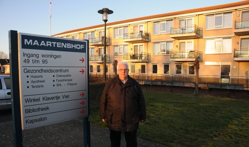 Piet Nuijten op weg naar de prikpost in Maartenshof. Na het vertrek van de tandarts komt er weer een ruimte vrij in het gebouw.