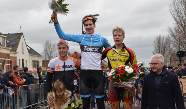 De huldiging van de elite/beloften. Rechts comitévoorzitter Frank Hommel.