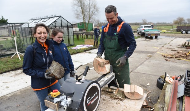 Vrijwilligers klieven hout bij zorgboerderij Buytengewoon in Tholen.