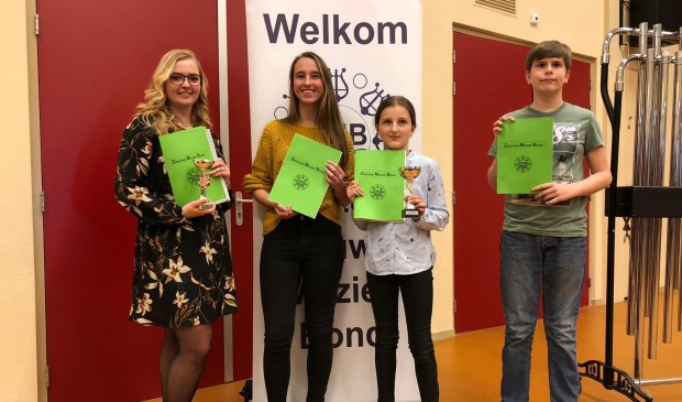 v.l.n.r. Jirsca Vroegop, Amber van der Werff, Yara Manneke en Jens van Gennip.