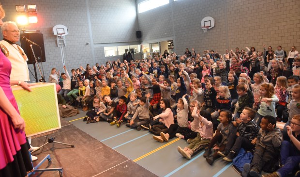 Kinderen van de openbare basisscholen uit Sint-Maartensdijk, Stavenisse en Scherpenisse kijken naar de voorstelling in Haestinge.