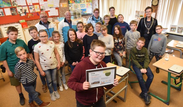Foto: Jesse de Jong (vooraan) reed het praktijkexamen in Sint-Philipsland foutloos.