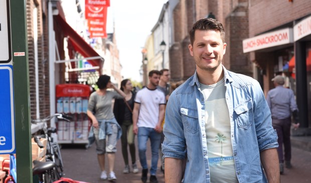 Lennart de Pee in de Kerkstraat in Tholen. Hij wil eind van de zomer het plan voor de middenstandsverenigingen af hebben.