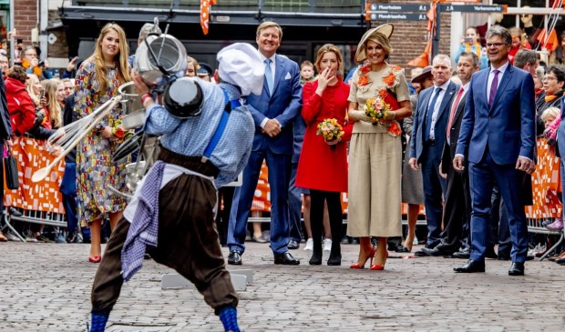 Hoevenaars (op de rug gezien) krijgt de Oranjes aan het lachen in Amersfoort.