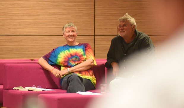 Corrie van der Horst (links met regenboogshirt) tijdens de vergadering waarin de motie voor het hijsen van de regenboogvlag werd aangenomen. Rechts Jac van Akkeren.