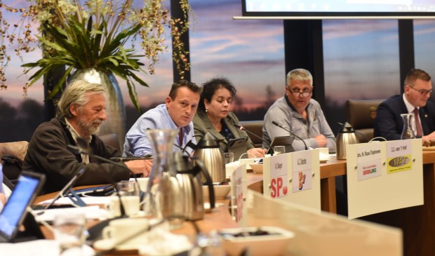 Commissieleden discussiëren over het beleid over arbeidsmigranten. v.l.n.r. Kees Slager (SP), Arjan Deurloo (VVD), Nancy Raas (PvdA/GL), Han van 't Hof (ABT) en voorzitter Vincent Bosch.