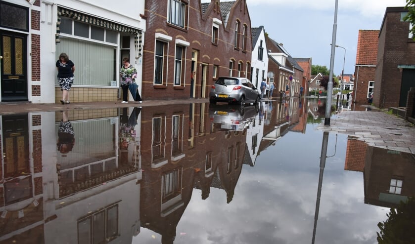 In de Weststraat bleef het water zo'n vijftien minuten staan.