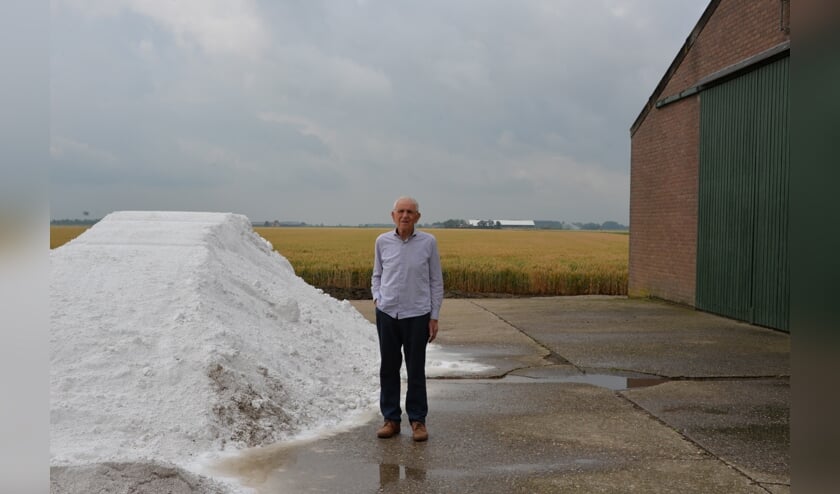 Herman van de Noort bij een berg gips uit België.