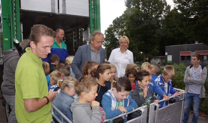 Henk Bleker legde de kinderen uit dat de varkens het goed hebben in de vrachtwagen. | Fotonummer: 17a655