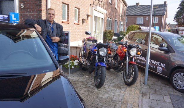 Jan, voor het huis bij zijn wagenpark | Fotonummer: f65b02