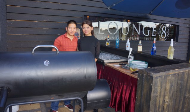 Sonny (l) en Thay, buiten bij de grill. | Fotonummer: 66ece0