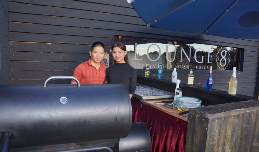 Sonny (l) en Thay, buiten bij de grill. | Fotonummer: 66ece0