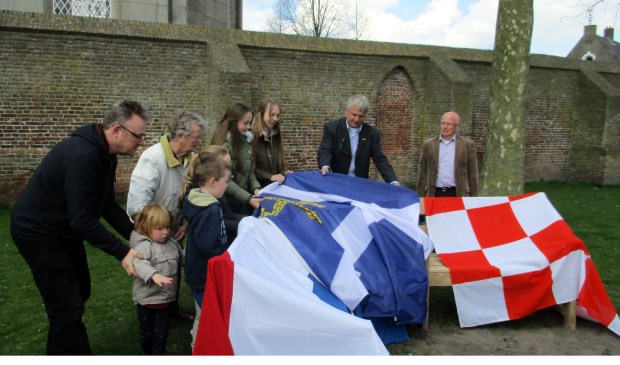 De familie van Harry mocht de vlaggen weghalen om de bank te onthullen. | Fotonummer: 861c0f