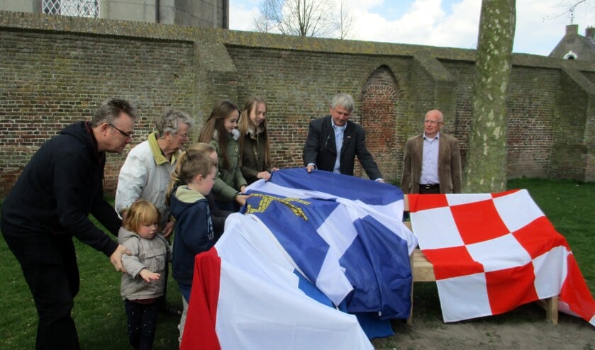 De familie van Harry mocht de vlaggen weghalen om de bank te onthullen. | Fotonummer: 861c0f