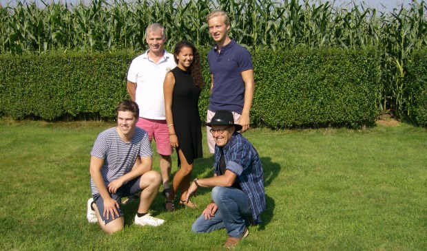 Staand vlnr Paul van Zutphen, Gail Toppenberg en Thijs van Zutphen, voorgrond vlnr Luc van den Tillaart en Jan Verhagen | Fotonummer: 87e3f3