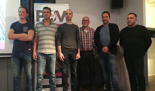 Marc van Erp, derde van links, op de foto met de andere varkenshouders. | Fotonummer: 763a70
