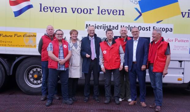 Lambert van Nistelrooij (midden), maar ook de wethouders Van der Pas en Goijaarts kwamen de mannen uitzwaaien. | Fotonummer: a480fc