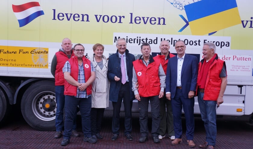 Lambert van Nistelrooij (midden), maar ook de wethouders Van der Pas en Goijaarts kwamen de mannen uitzwaaien. | Fotonummer: a480fc