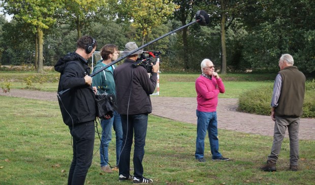 De cameraploeg van 'Andere Tijden' met de Rooise Piet Opheij (rechts) | Fotonummer: 749030