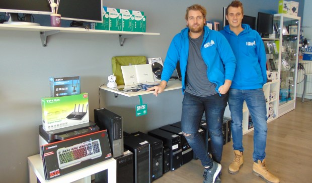 Thomas (l) en Roy in hun zaak. | Fotonummer: 6c9c4b