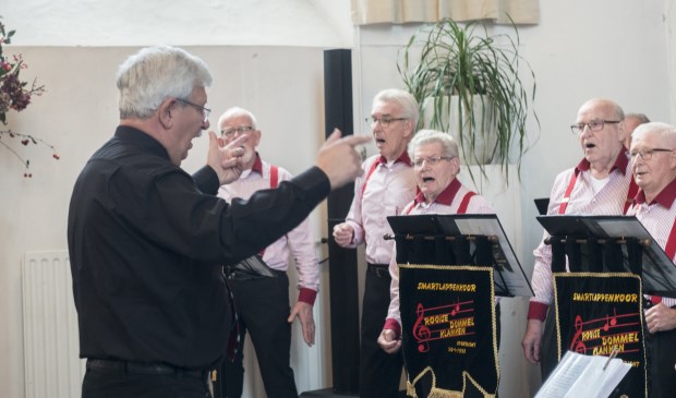 Uit volle borst werd gezongen door de koorleden. | Fotonummer: 873d08