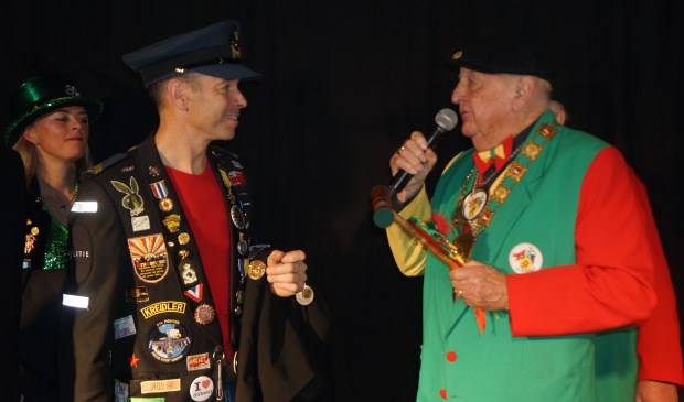 Harry Vulders geeft het stokje over aan John van der Linden. | Fotonummer: 208891