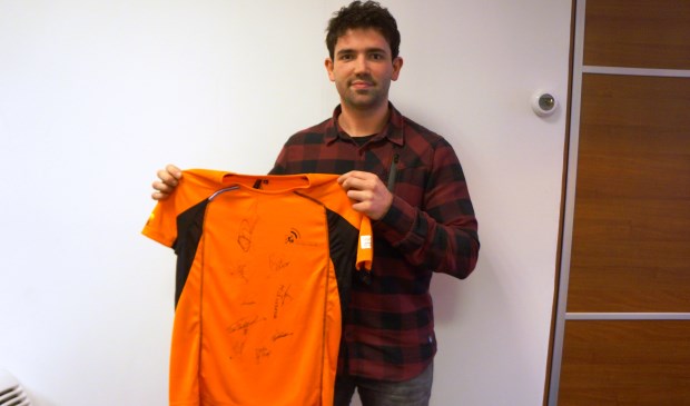Rick van den Oever toont het shirt van het Nederlands team | Fotonummer: a93e37