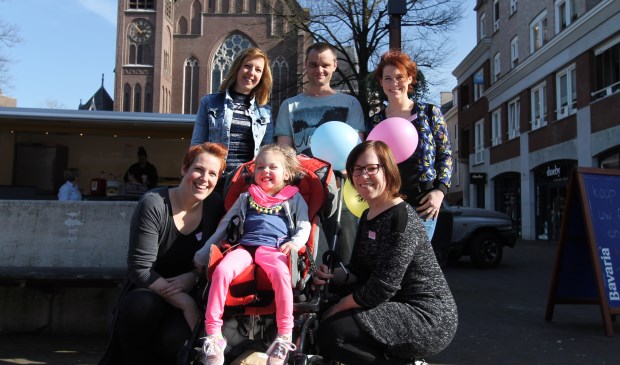 De organisatie van de kindermiddag met als stralend middelpunt Kim zelf. | Fotonummer: f3344d