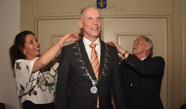 Piet Spanjers (rechts) en secretaresse Mariëlle van Schijndel hebben de eer om de ambtsketen voor het eerst om te mogen hangen | Fotonummer: b75fd4
