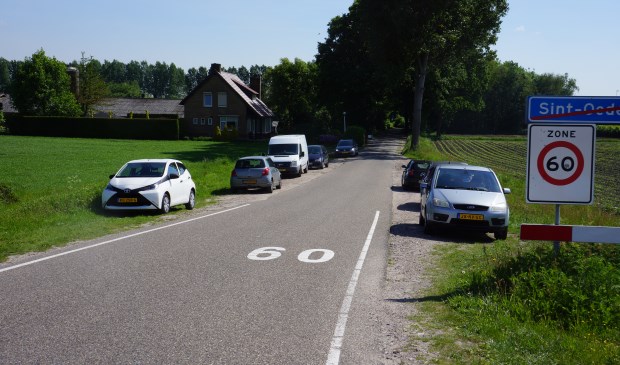 Nu staan auto's aan de zijkanten van de Postdijk geparkeerd. | Fotonummer: f259c6