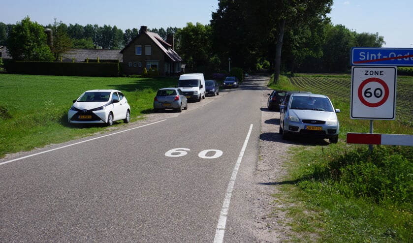 Nu staan auto's aan de zijkanten van de Postdijk geparkeerd. | Fotonummer: f259c6