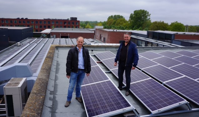 Hans (l) en Erik van Acht op het dak waar de eerste zonnepanelen zijn geplaatst. | Fotonummer: f6fb8a