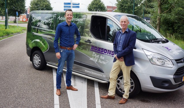 Jan (l) en Ton met op de achtergrond het topje van hun mooie kantoor aan de Noordelijke Randweg. | Fotonummer: 9647ce
